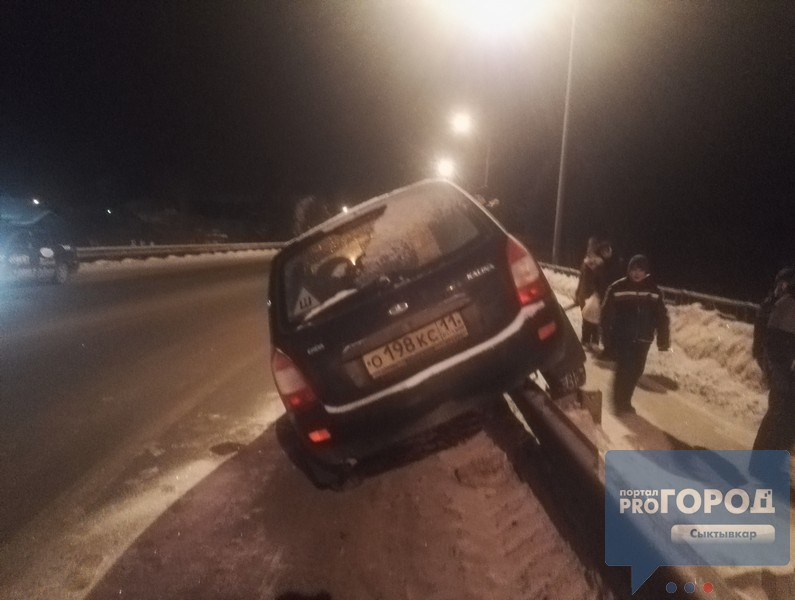 В Коми легковушка повисла на отбойнике