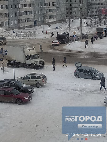 ДТП в Коми: легковушку вынесло на тротуар