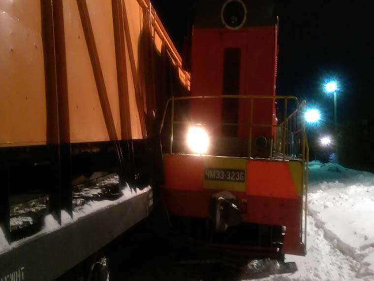 В Коми снегоуборочная техника врезалась в поезд