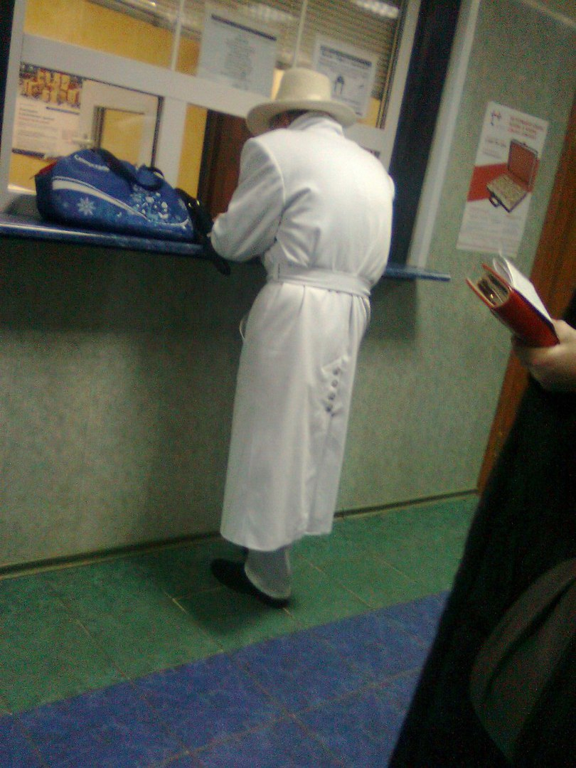 В Коми эпатажный мужчина ходит круглый год в белоснежном пальто  и шляпе