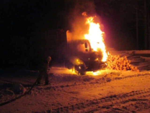 В  Коми загорелся лесовоз, припаркованный у жилых домов