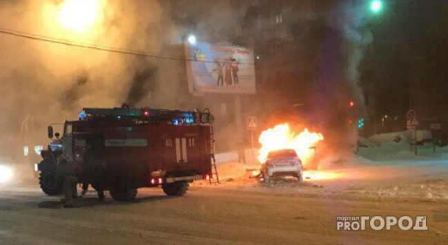 Появилось видео горящей машины после ДТП в Сыктывкаре