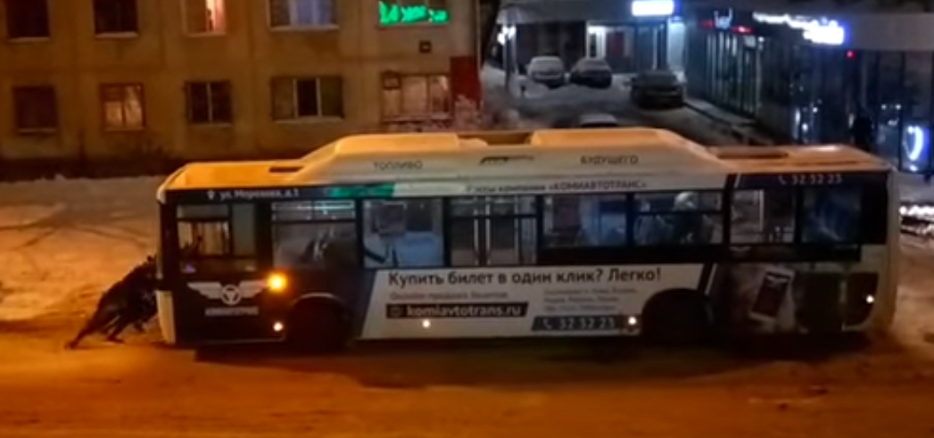 В Коми пассажиры выталкивали автобус из снега