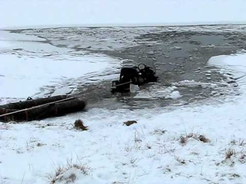 В Коми рыбаки утопили снегоход