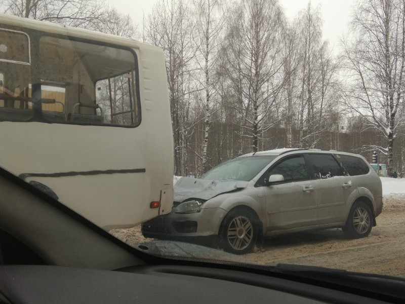 В Коми легковушка въехала в автобус с пассажирами