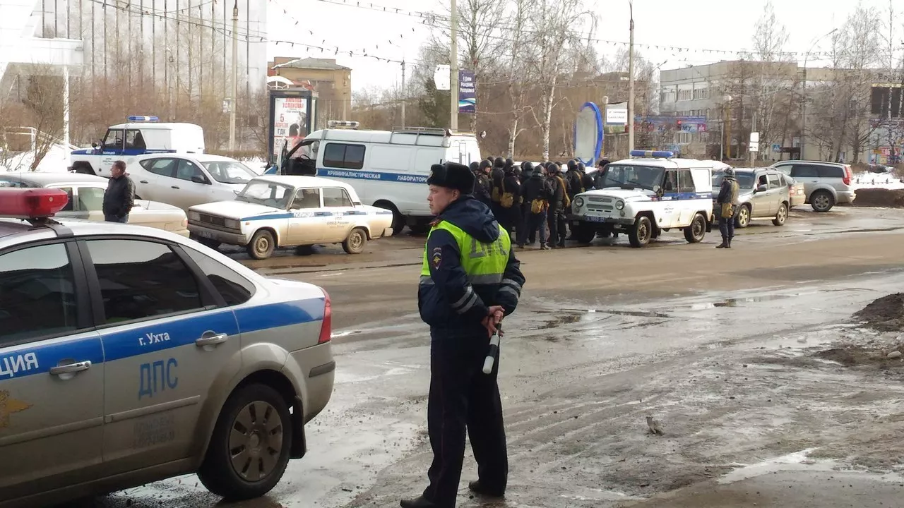 Фото к статье: В Ухте телефонный террорист оплатит расходы на ложный вызов