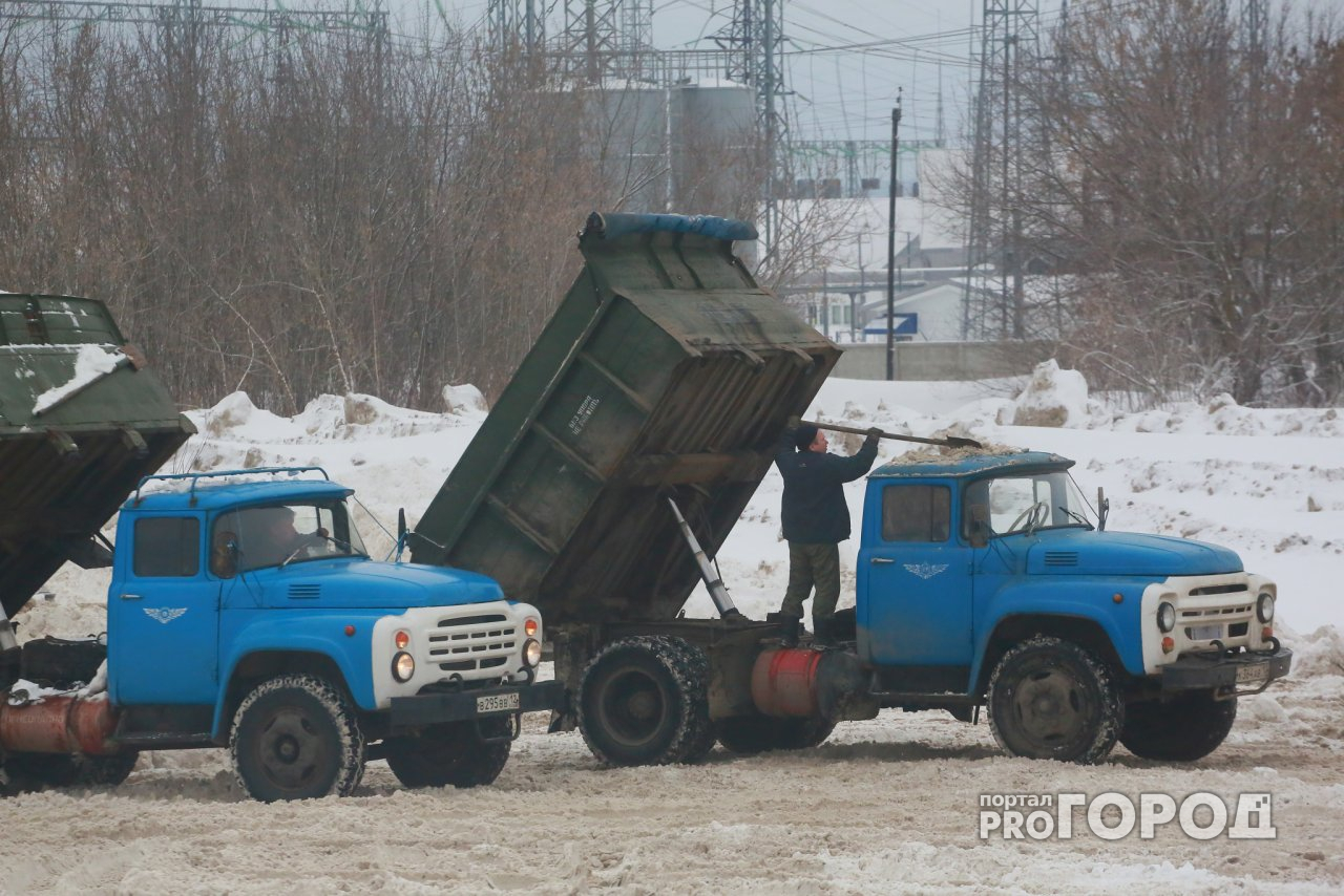 В Коми снег с улиц города вывозят прямо во двор жилых домов (видео)