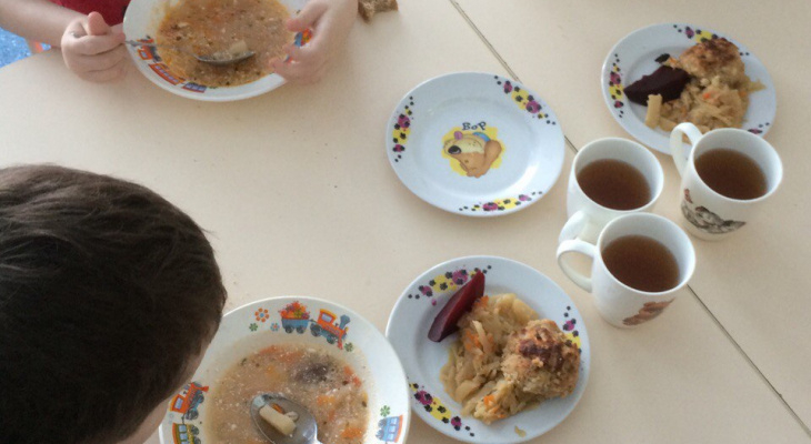В Сыктывкаре ребёнку в детском саду дали на обед пустую тарелку