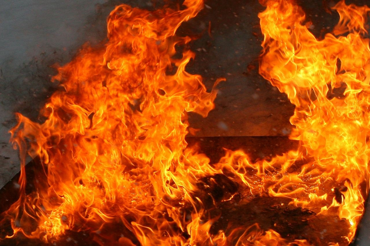 На пожаре в Сосногорске эвакуировали 11 человек, но один сильно пострадал