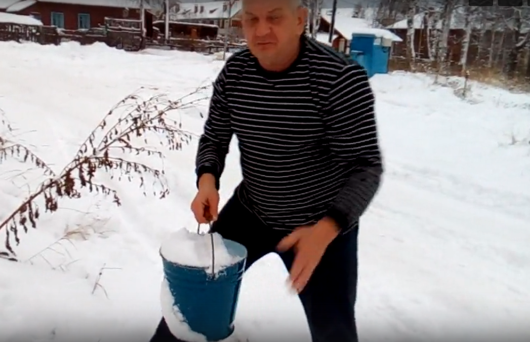 В Сосногорском районе ЖКХ обиделось на мужчину, который топит снег в ведре