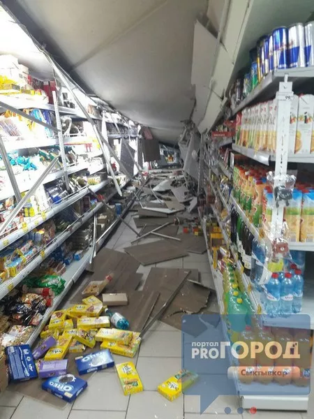 Фото к статье: В Коми у "Пятерочки" рухнула крыша