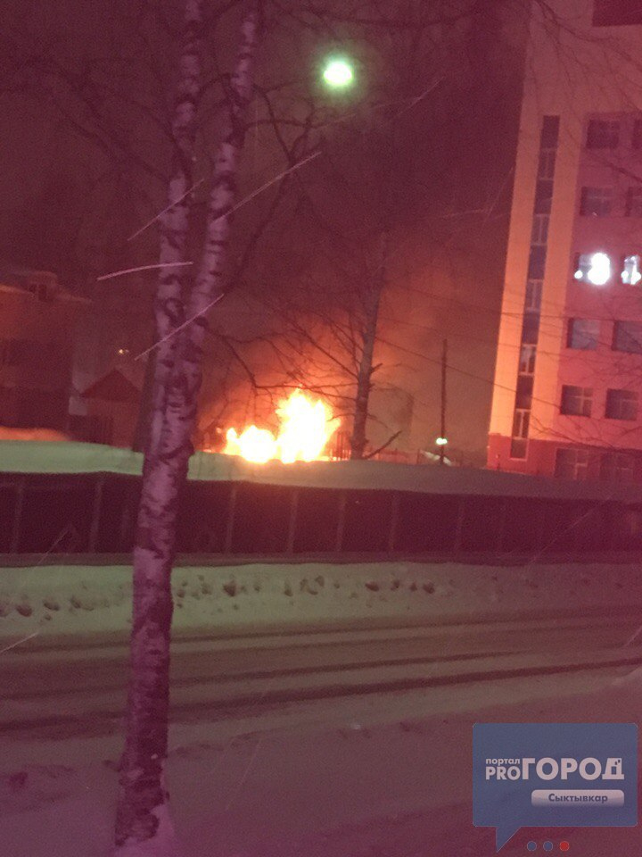 В Коми загорелось здание у центрального бассейна города