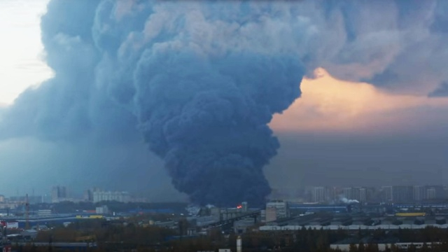 Новости России: В Петербурге серьезный пожар в автосалоне, в Домодедово задымился самолет