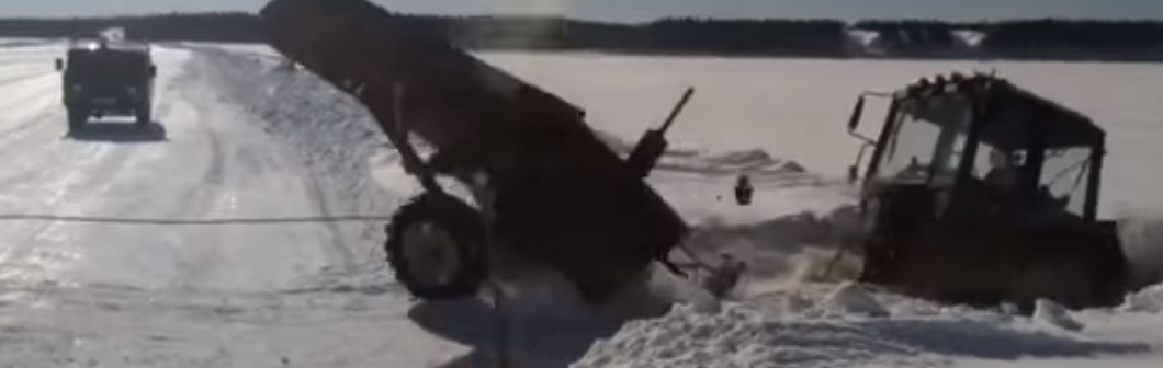 На Печоре под лед ушел трактор