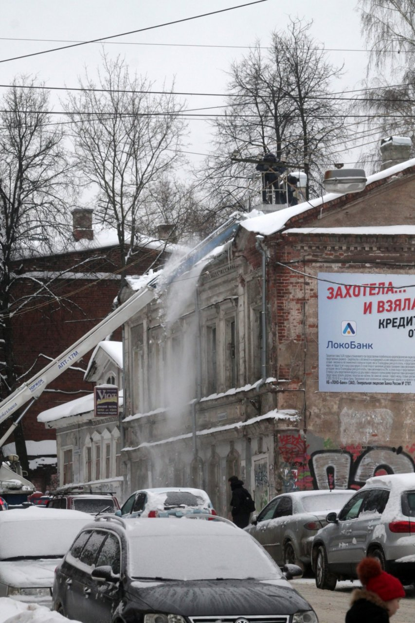 Ухтинка: "С крыши школы упала лавина снега на двух девочек"