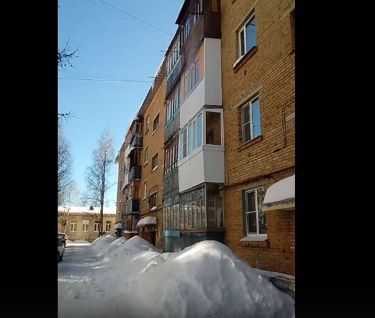 Ухтинцы в опасности - снег с крыши убирают с нарушениями