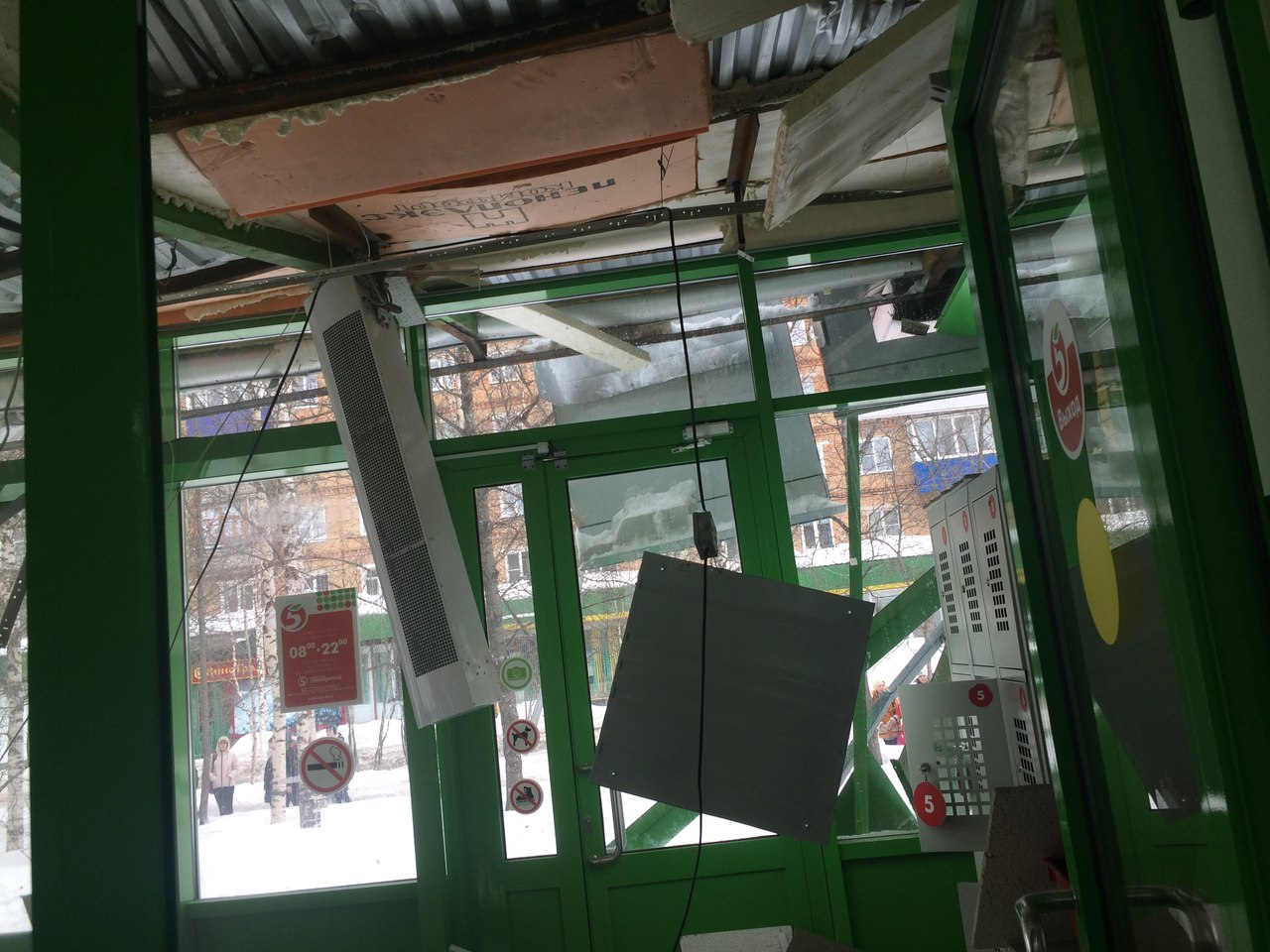 В Коми рухнула крыша магазина "Пятерочка" (фото)