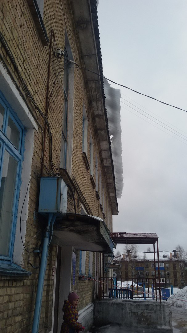 В Сосногорске над входом в детский сад 3 дня висела снежная глыба