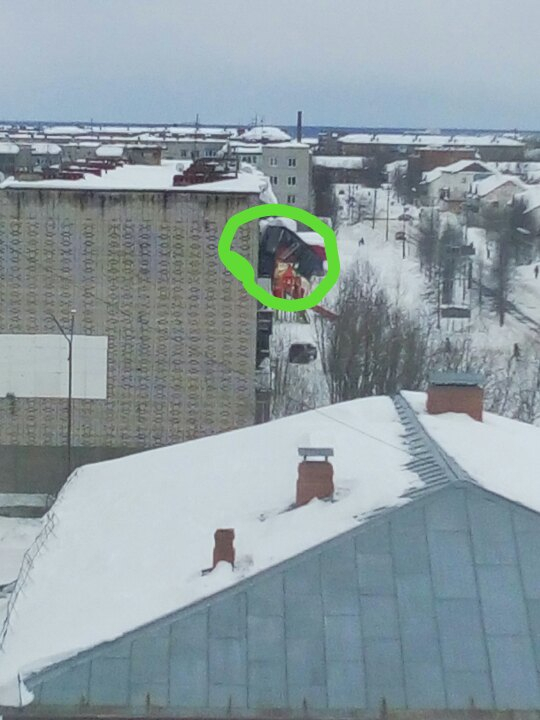 В Коми глыба снега снесла балкон, который угрожает жизни людей (фото)