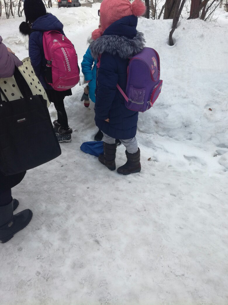 В Коми на трех девочек упала снежная лавина: два ребенка попали в больницу (фото)