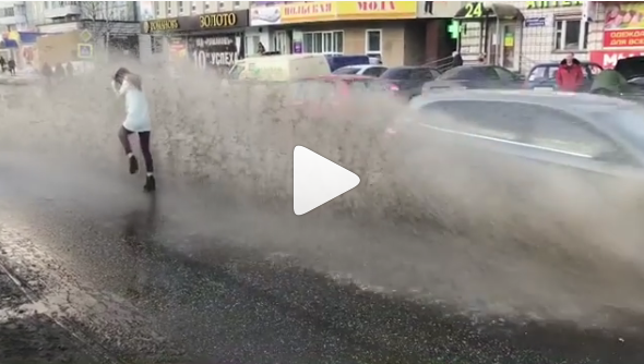 "Грязные проститутки!": автоледи из Коми облила пешехода грязью с ног до головы (видео)