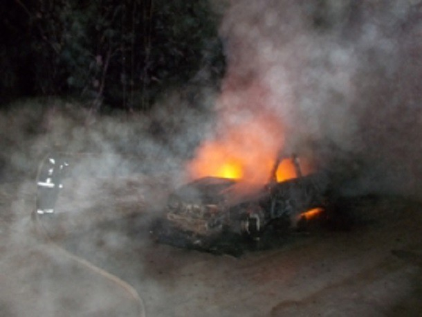В Коми недоброжелатели подожгли машину на парковке у дома