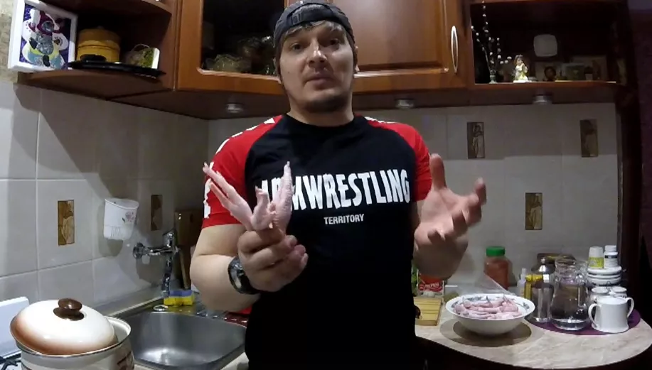 Фото к статье: Блогер из Сосногорска показал, как правильно готовить холодец из куриных лапок