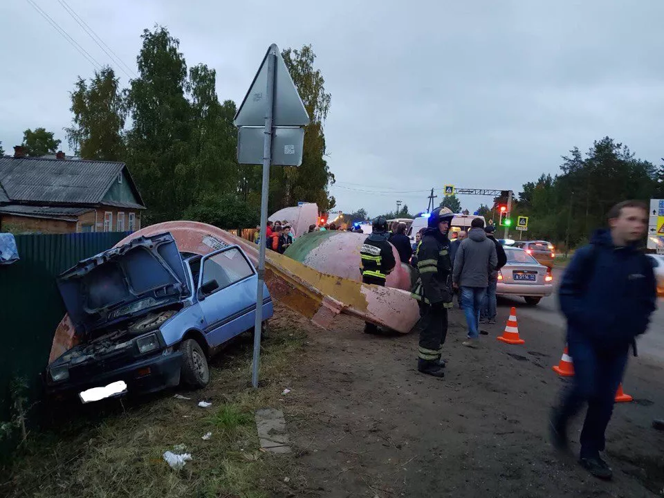 Фото к статье: В Коми прошел суд над водителем, протаранившим остановку с людьми