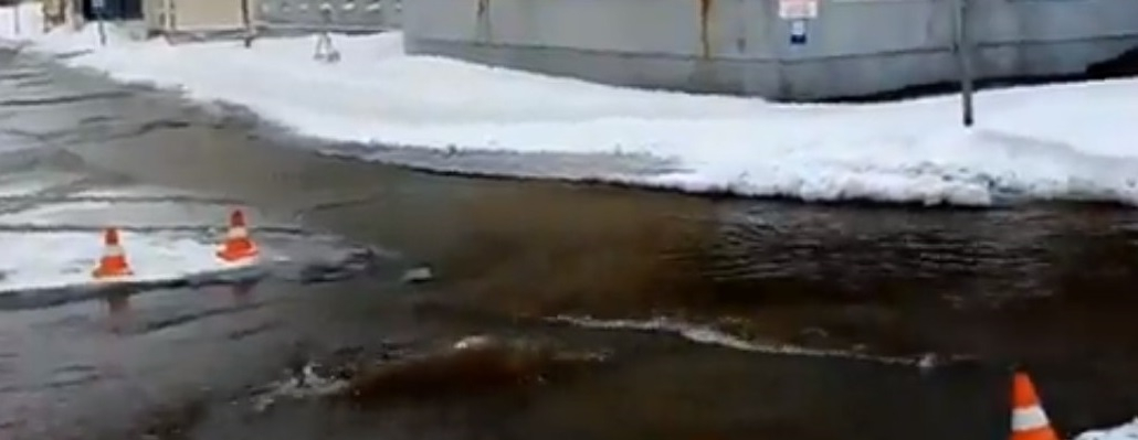 В Воркуте затопило улицу Ленина (видео)