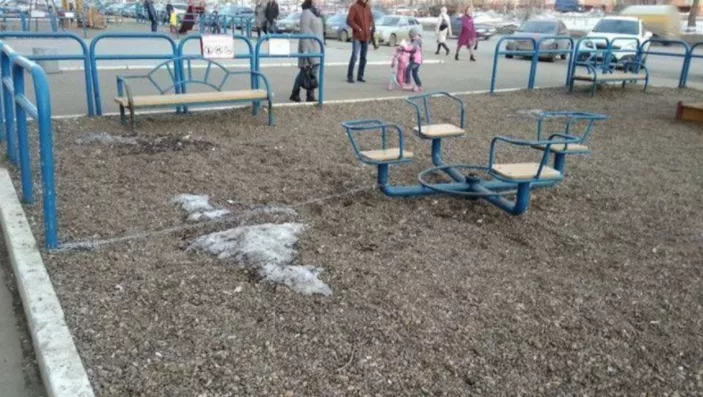 Фото к статье: В Кировской области карусель приковали цепью