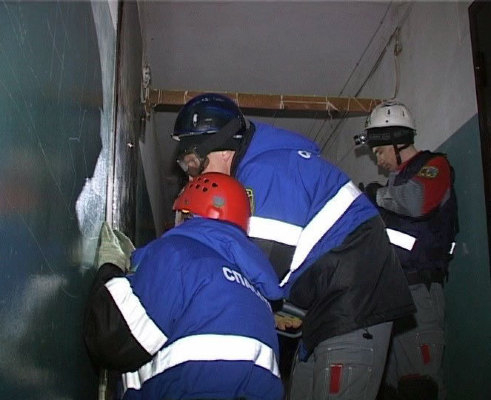 В Печоре спасатели взломали дверь в квартиру притихшей женщины
