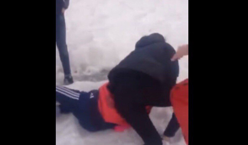 В столице Коми подростки устроили драку и засняли это на видео