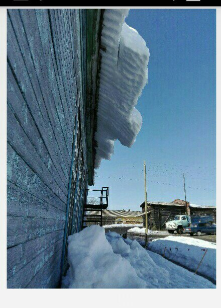 В Коми с крыши школы несколько дней свисает глыба снега