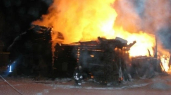 В Усть-Цилемском районе 10 часов тушили пожар в доме