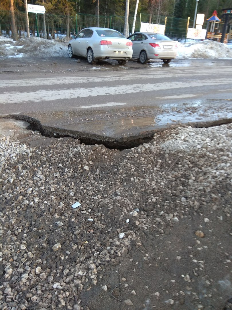 В Сосногорске жители возмущены отвратительным состоянием дороги