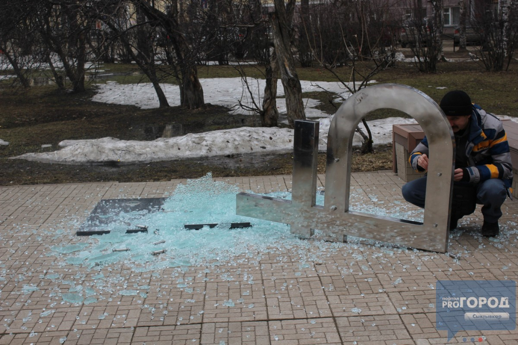 В столице Коми неизвестные сломали памятник рублю