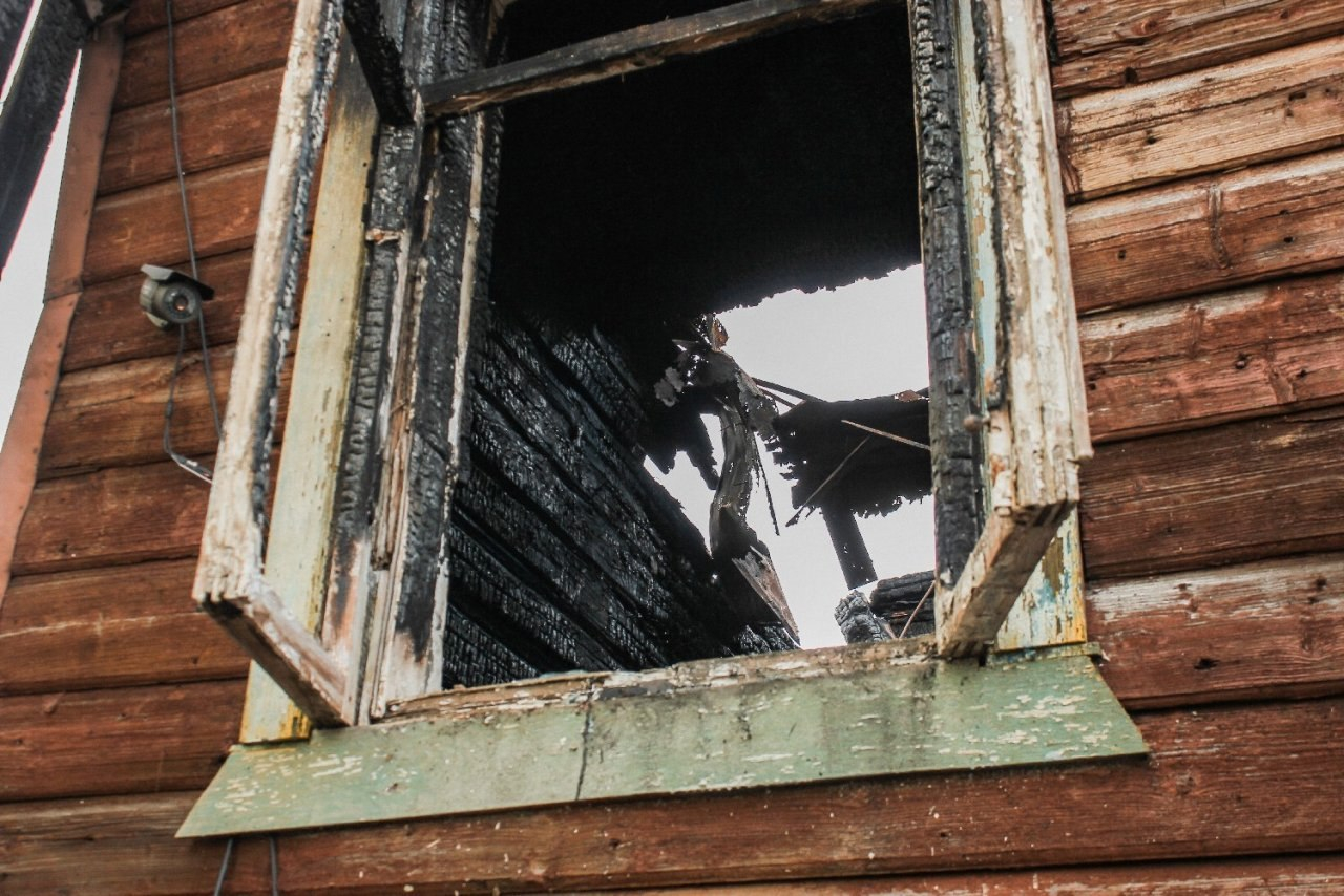 За сутки в Коми сгорели: баня, экскаватор, дом, дача и квартира