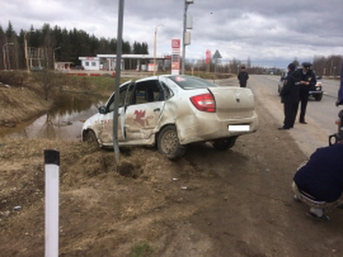 ДТП в Коми: такси врезалось в фуру