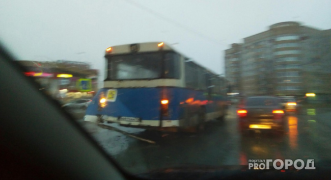 В Коми столкнулись автобус и легковушка