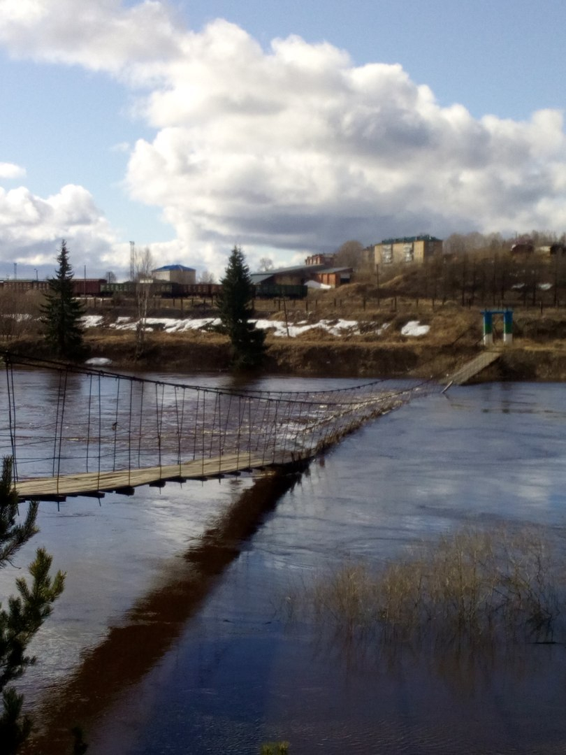 Подвесной мост через Усть-Ухту и Сосногорск подтопило половодье