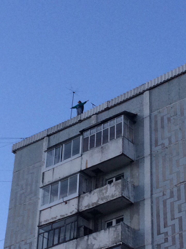 В Сыктывкаре из окна 13 этажа выпал мужчина
