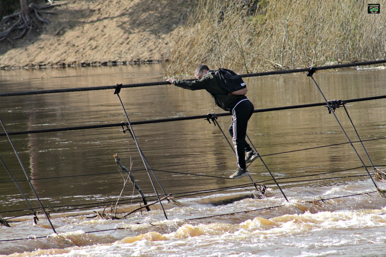 Появились фото, как жители Усть-Ухты переходят по затопленному мосту