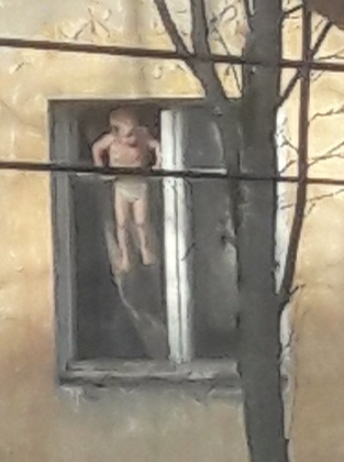 В Сыктывкаре 2-летний малыш вылез из окна на карниз