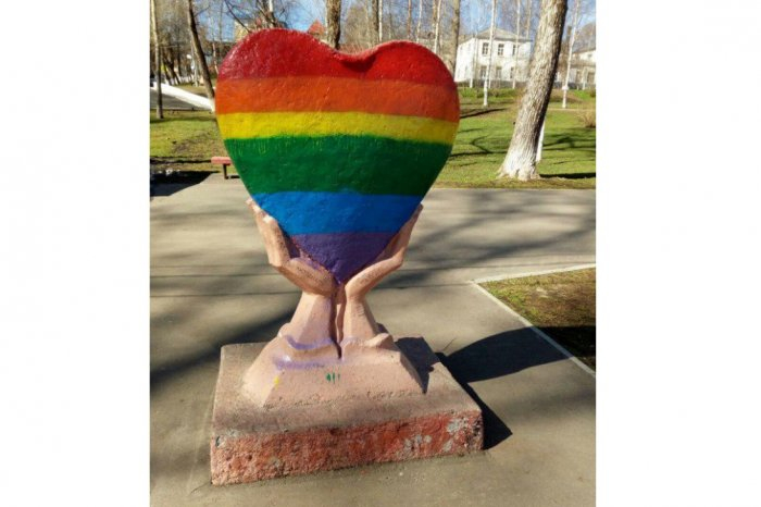 В Сыктывкаре памятник в виде сердца перекрасили в цвета секс-меньшинств