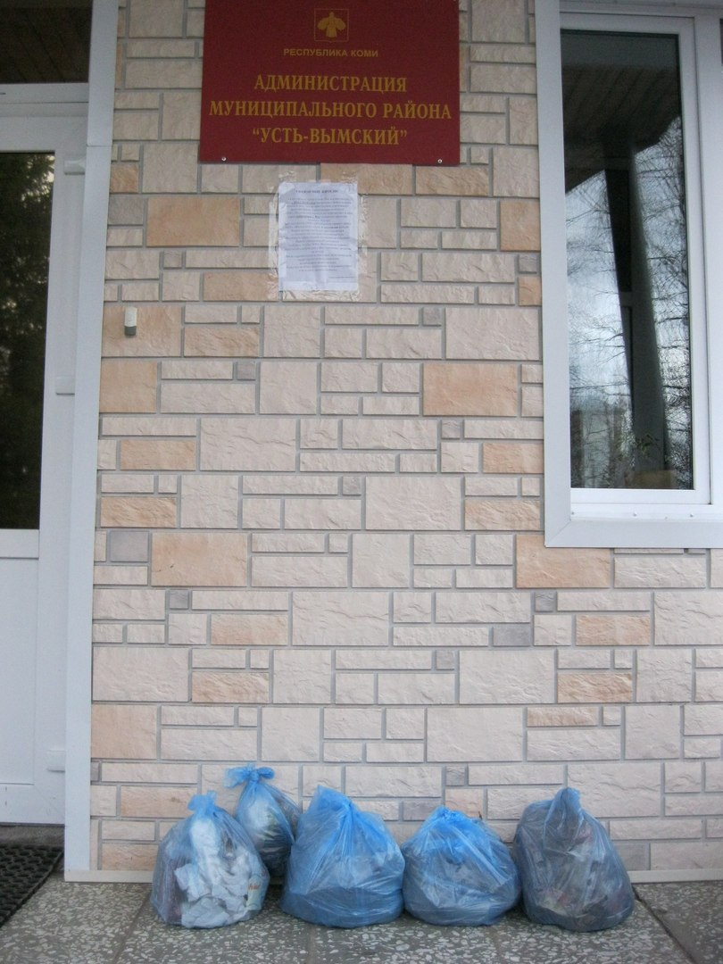 В Усть-Вымском районе жители забросали мусором здание администрации
