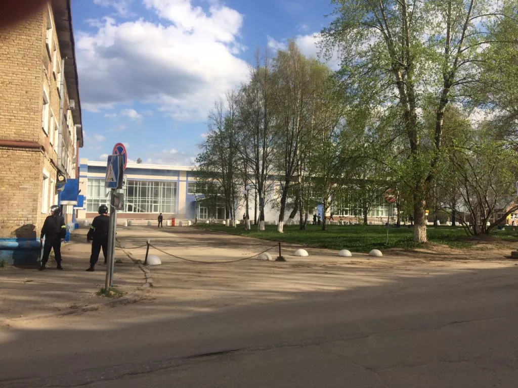 Фото к статье: В столице Коми оцепили аэропорт