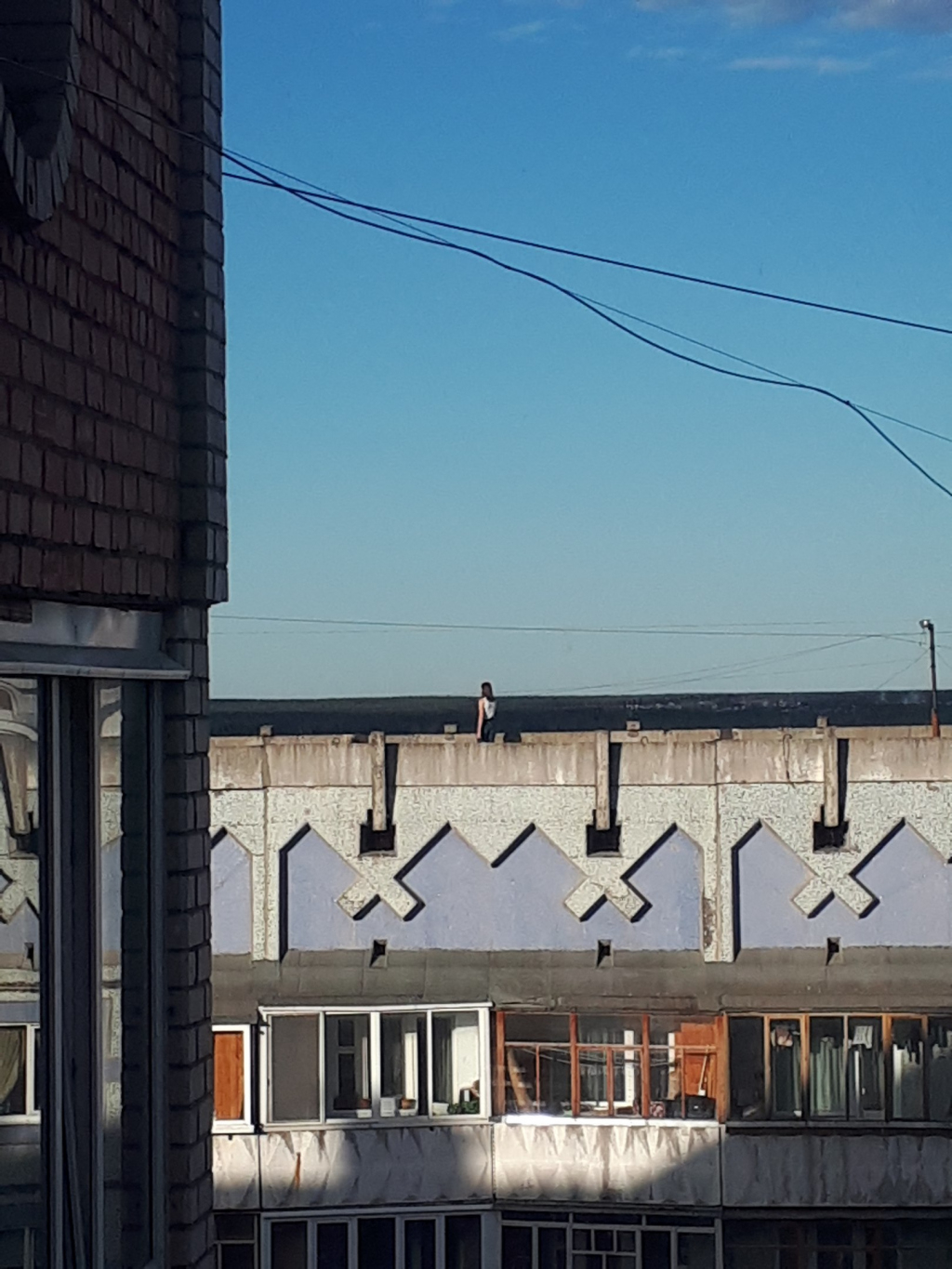 В Коми девушка встала на край крыши ради эффектного фото