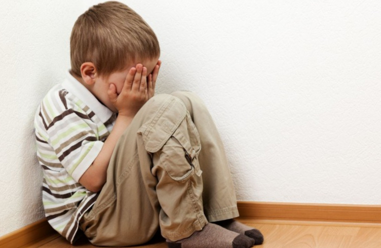 "Он меня со всей силы бьет", - 8-летний ухтинец рассказывает об издевательствах отчима