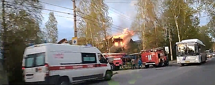 В столице Коми 15 пожарных тушили бывшую школу (ВИДЕО)