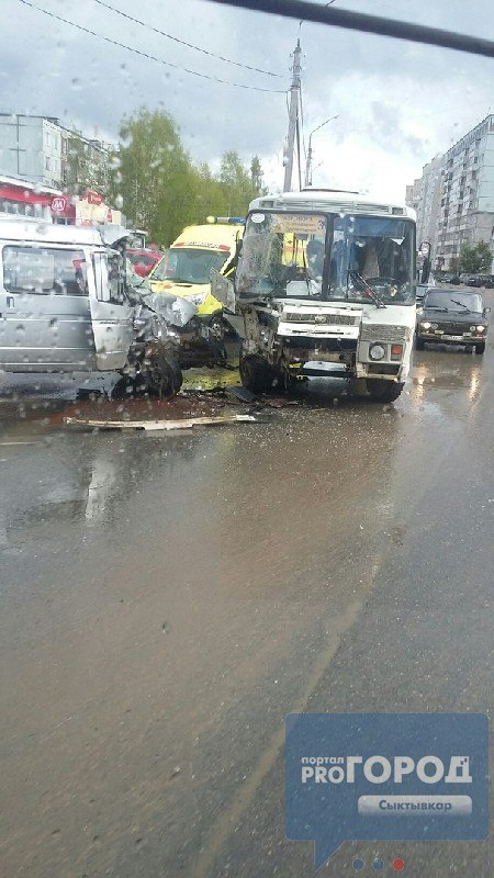 В Коми грузовик врезался в автобус с пассажирами